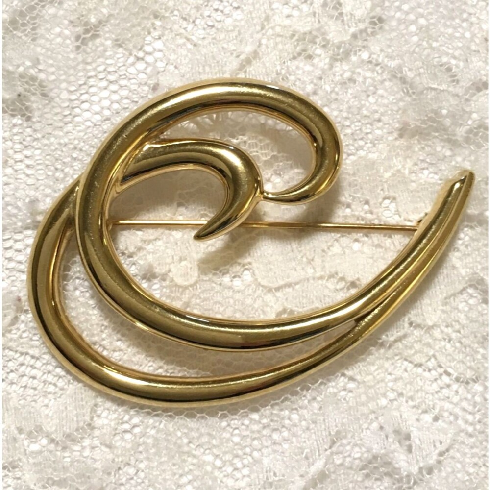 Vintage Trifari Brooch Gold Tone Curved Wave design.